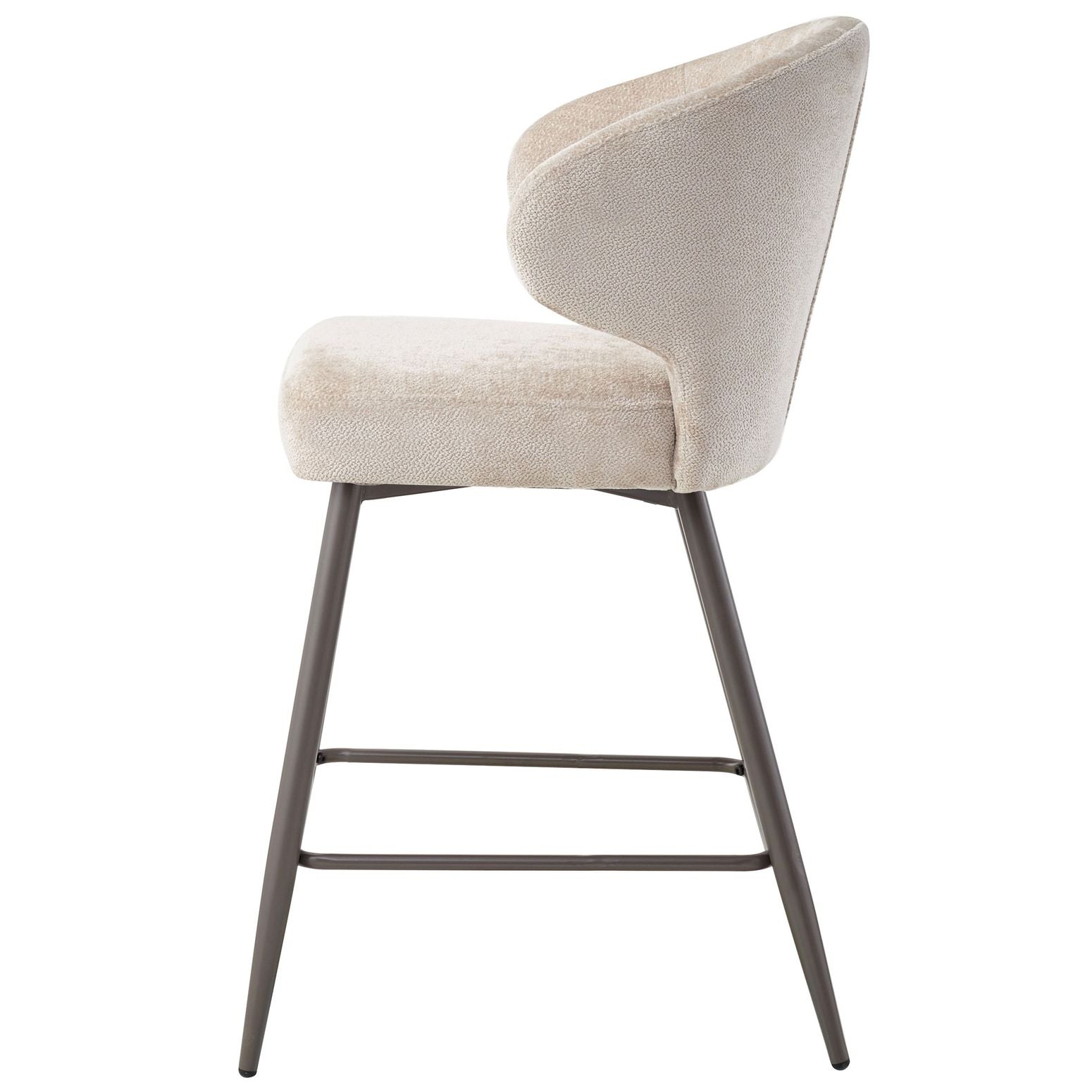 Der Barhocker Ares in Creme mit weicher Polsterung und eleganten moccafarbenen Metallfüßen für zeitlose Bar-Eleganz.