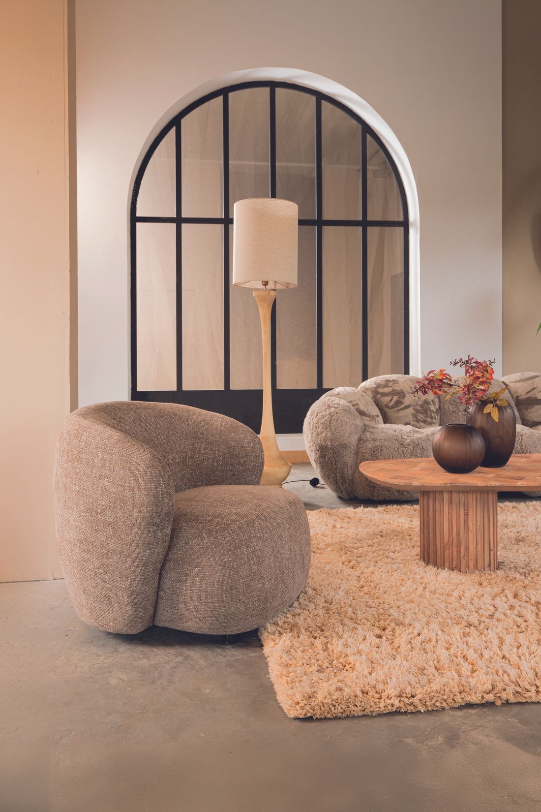 Sessel Aphrodite in Taupe, mit weicher Mink-Stoffpolsterung, bietet ein einladendes und komfortables Sitzerlebnis.