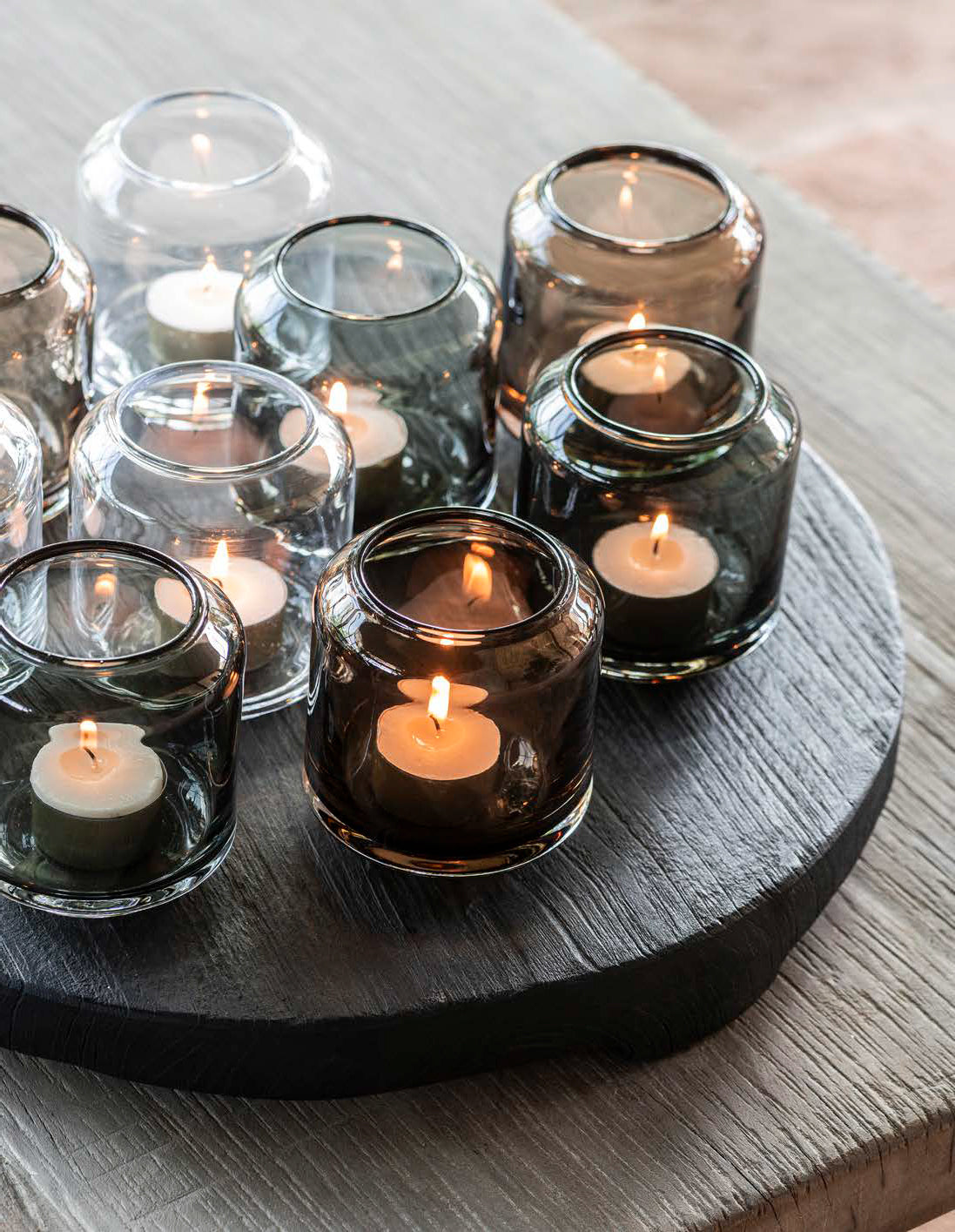 Mundgeblasener, klarer Glas-Teelichthalter von Gommaire, perfekt für ein einladendes Kerzenlicht.