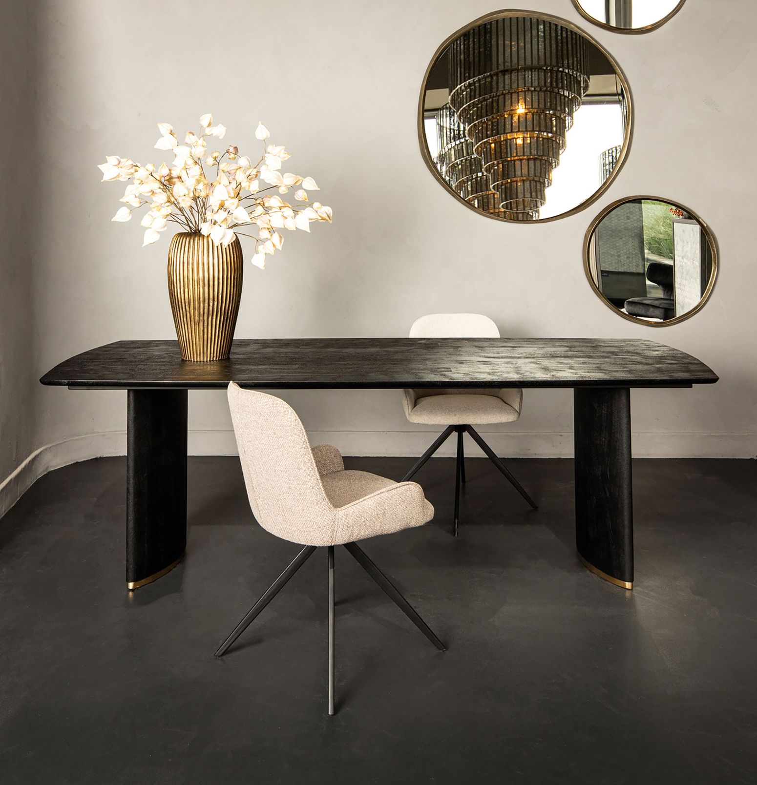 Ostara Black Esstisch aus Mangoholz, Draufsicht mit Detailansicht der goldenen Metallakzente