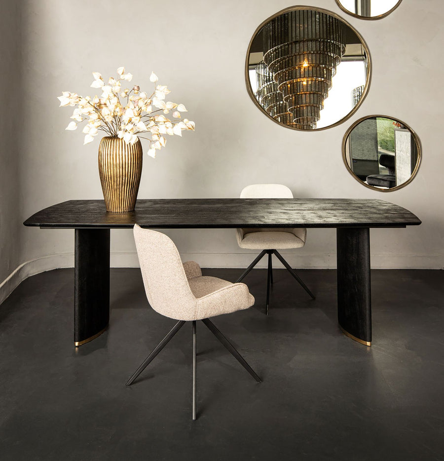 Ostara Black Esstisch aus Mangoholz, Draufsicht mit Detailansicht der goldenen Metallakzente