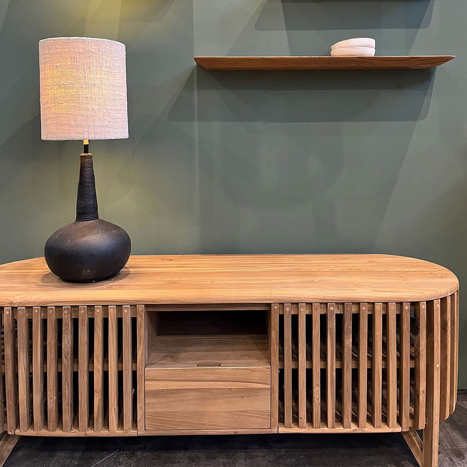 Loovre TV-Konsole aus FSC-zertifiziertem recyceltem Teakholz mit einem offenen Lattendesign und großzügigem Stauraum, Maße 158x45x55 cm.