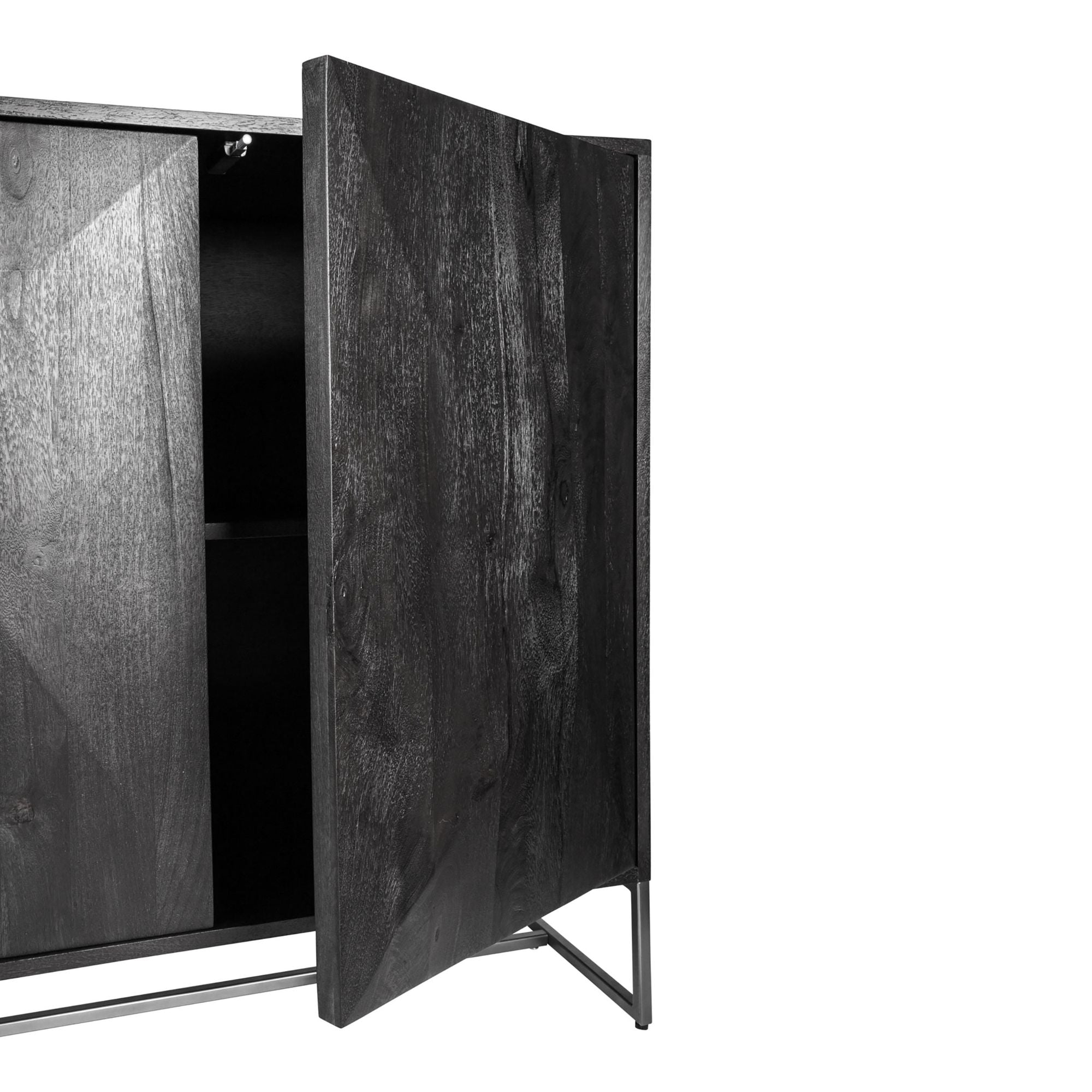 Geöffnete Tür des PTMD Onyx Sideboards, zeigt die geräumige Aufbewahrungsmöglichkeit.