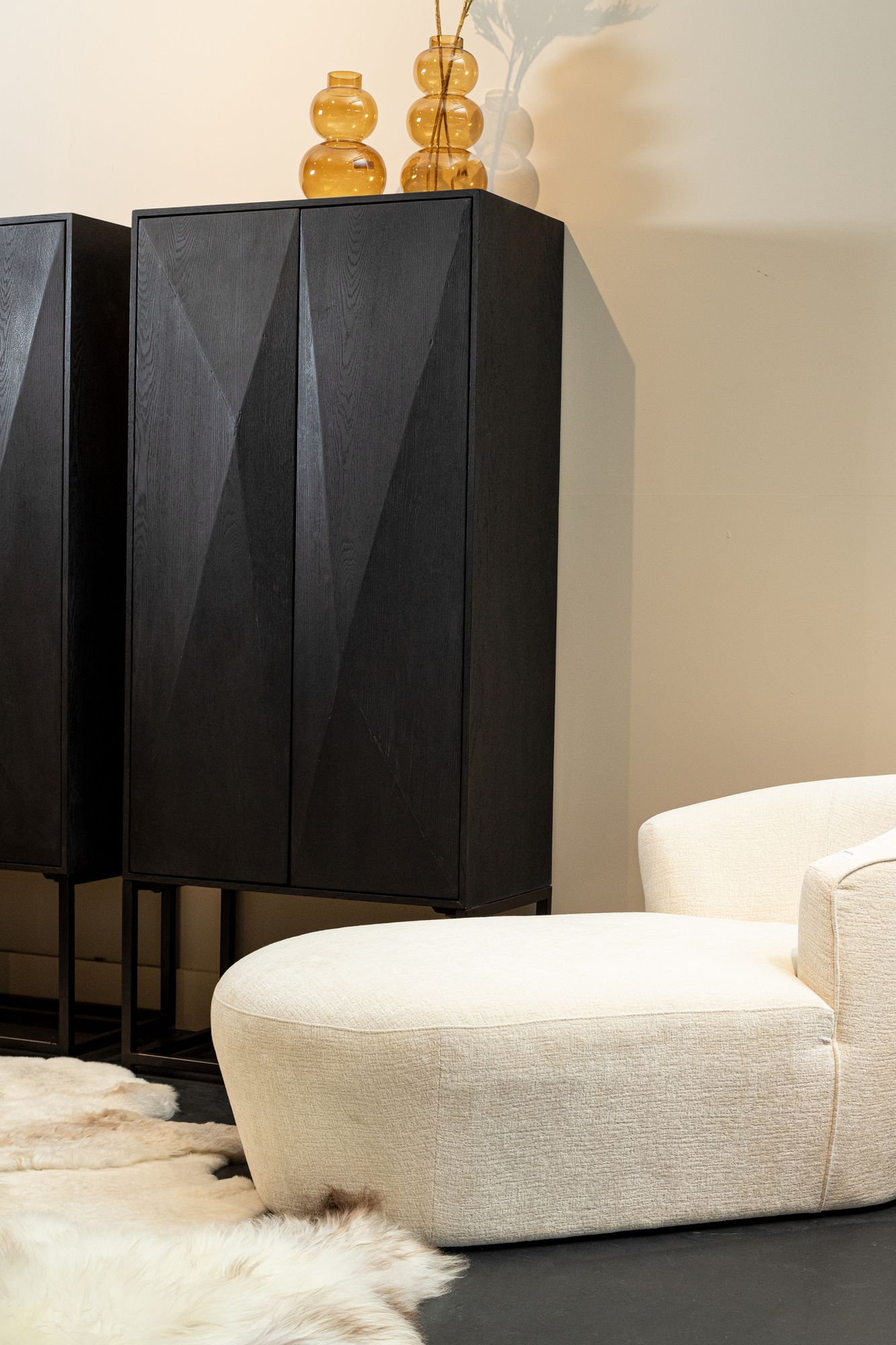 PTMD Onyx Cabinet 2-Türig in elegantem Schwarz, unterstützt durch ein schlankes Metallgestell