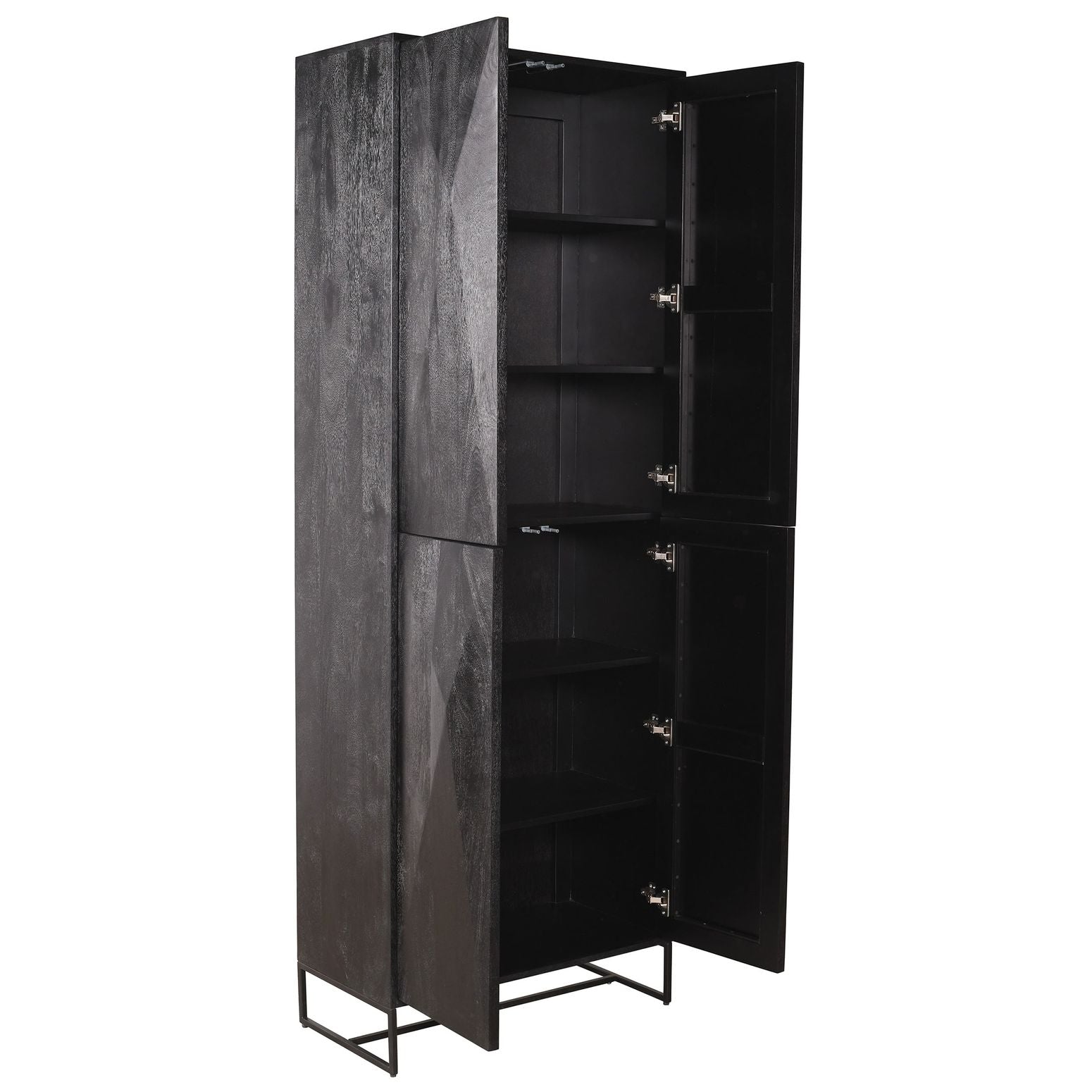 Geöffnette Ansicht des Onyx 4-Türigen Hochschranks in Schwarz, verleiht jedem Raum eine moderne Ausstrahlung.