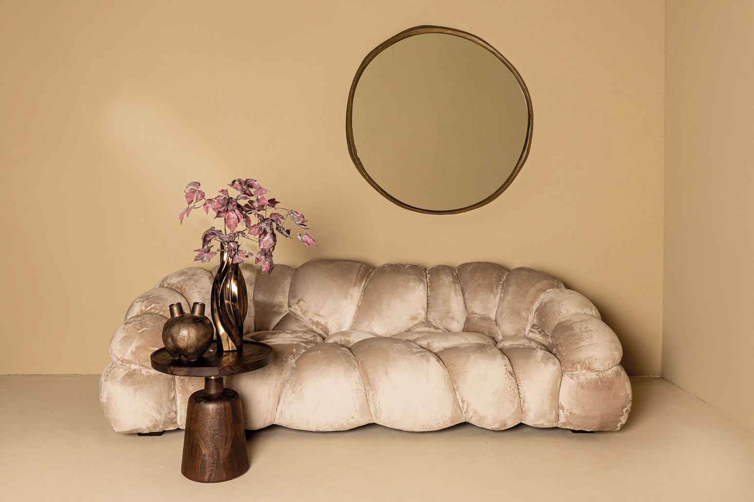 Gesamtansicht des Nubibus Sofas in Beige, ausgestellt in einem stilvollen Wohnambiente.