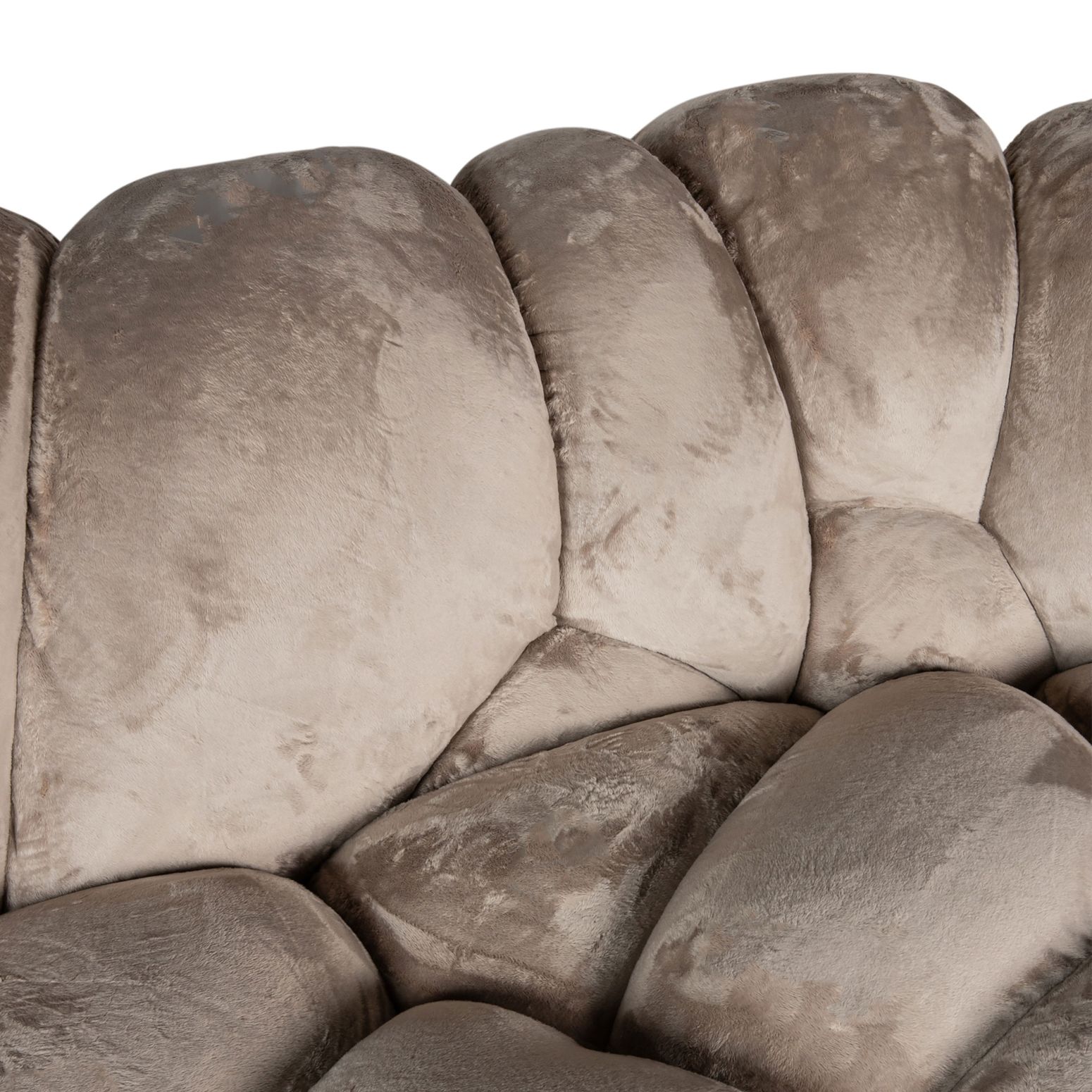 Detailansicht des Nubibus Sofas in Beige, mit Fokus auf die geschwungenen Formen und die samtige Textur.