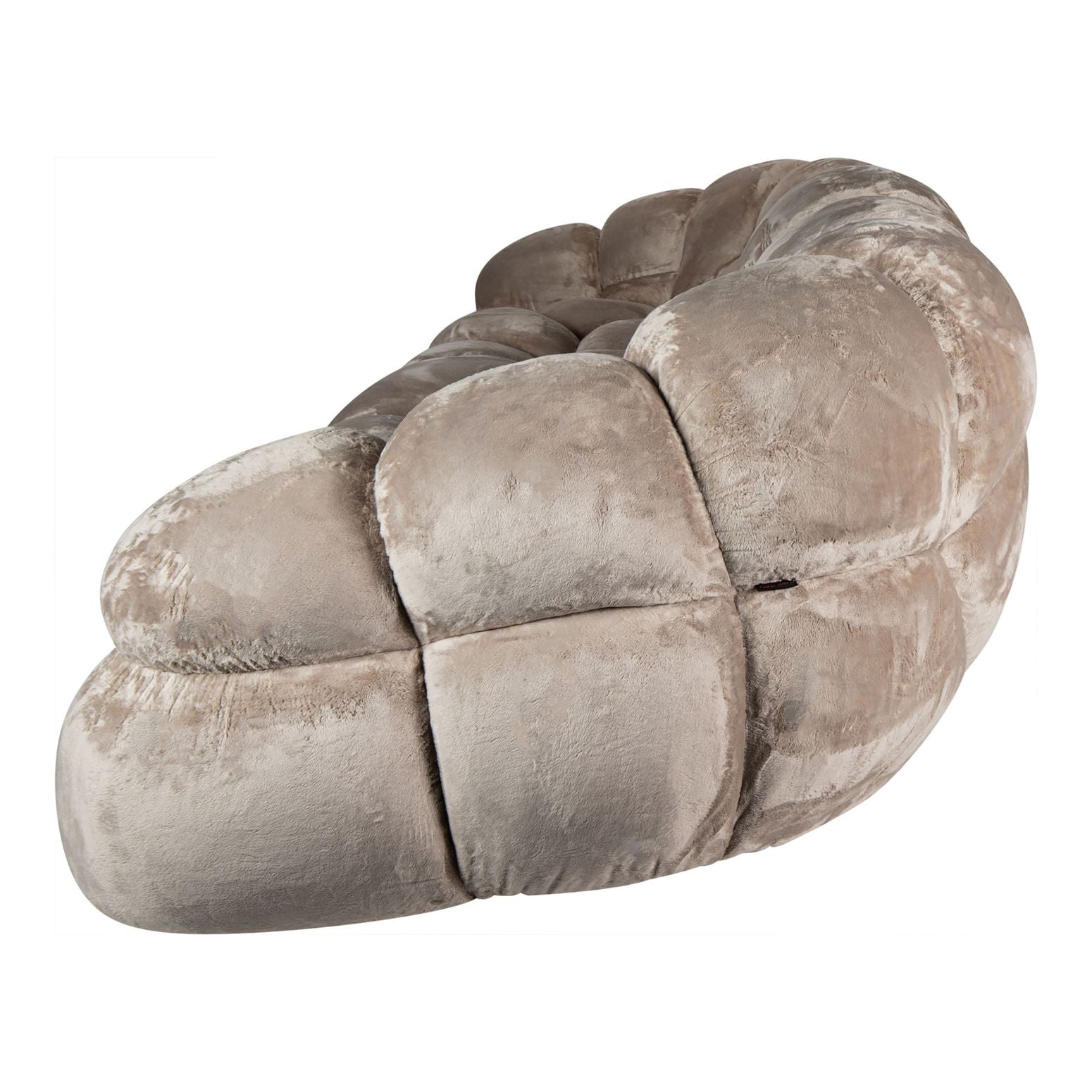 Seitenansicht des Nubibus Sofas in Beige, mit Fokus auf die geschwungenen Formen und die samtige Textur.