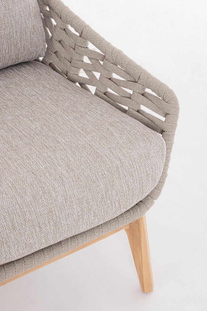 Tamires Luxus Outdoor Sessel in Beige mit nachhaltigem Teakholz und wetterfestem Geflecht, kombiniert Exklusivität mit Komfort.