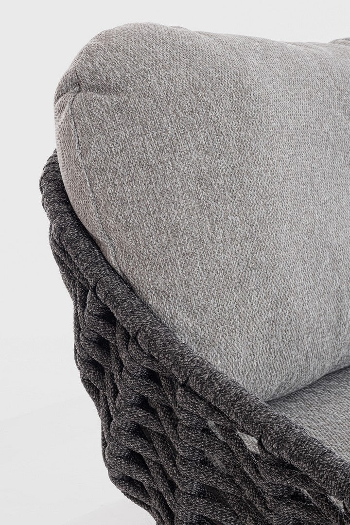 Detailansicht des Sofa Tamires in Anthrazit mit Teakholzbeinen und Seilgeflecht.