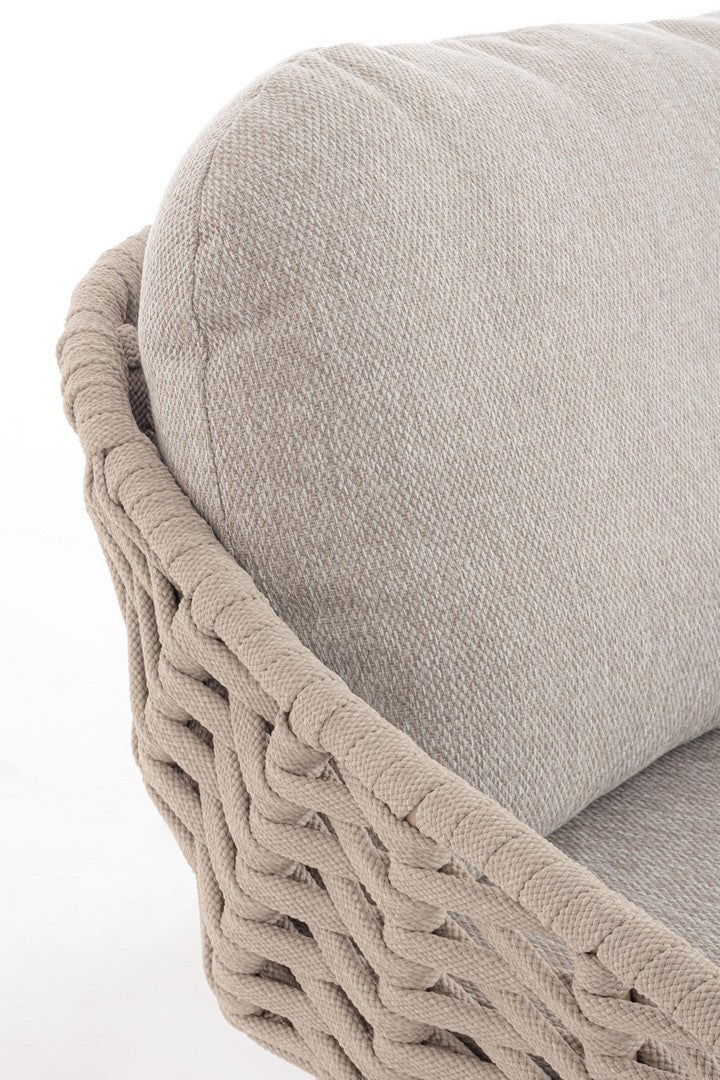 Detailansicht des Sofa Tamires in Beige mit Teakholzbeinen und Seilgeflecht.