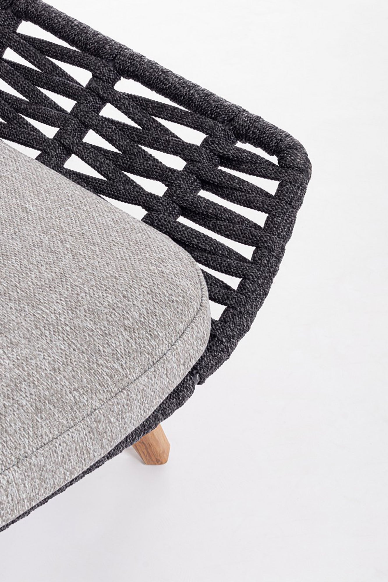 Detailansicht des Daybeds Tamires in Anthrazit, hervorgehoben durch das detailreiche Polypropylen-Seilgeflecht | Bizzotto bei STUFF Shop kaufen