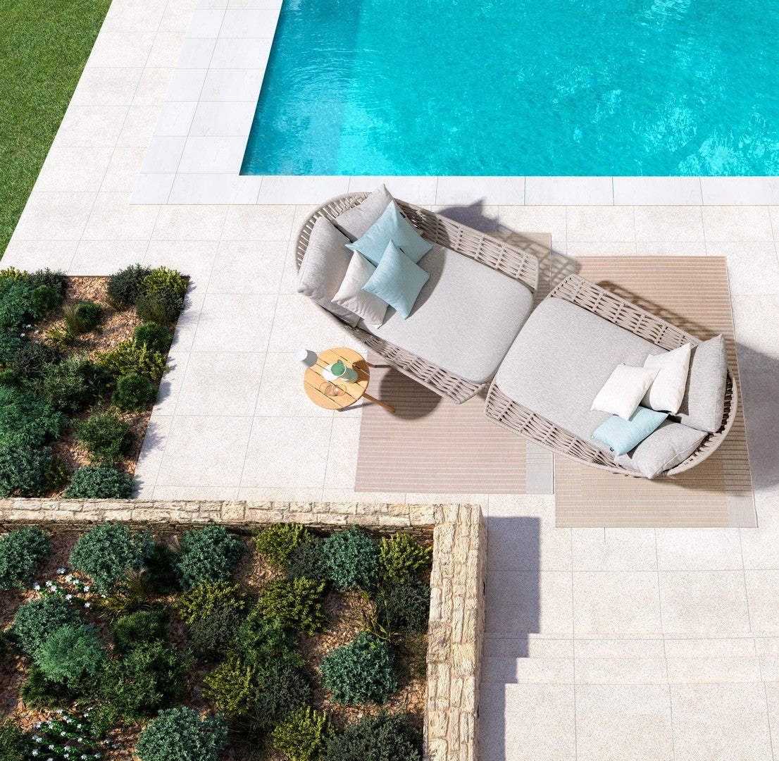 Daybeds Tamires in Beige zusammen gestellt am Pool | Bizzotto bei STUFF Shop kaufen