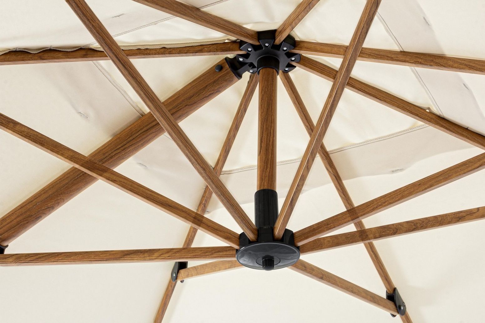 Detailansicht der Verstrebungen des Ampelschirms Orion in Holzoptik