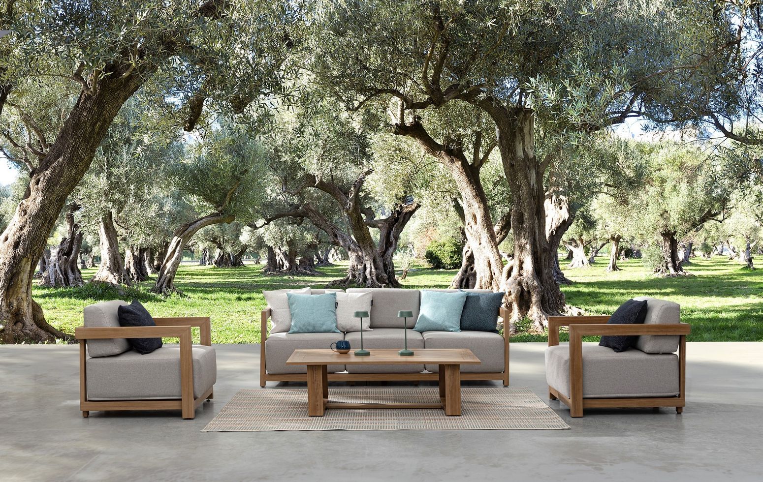 Lounge Set 4T Theseus Natur bestehend aus zwei Sesseln, Sofa und Tisch.