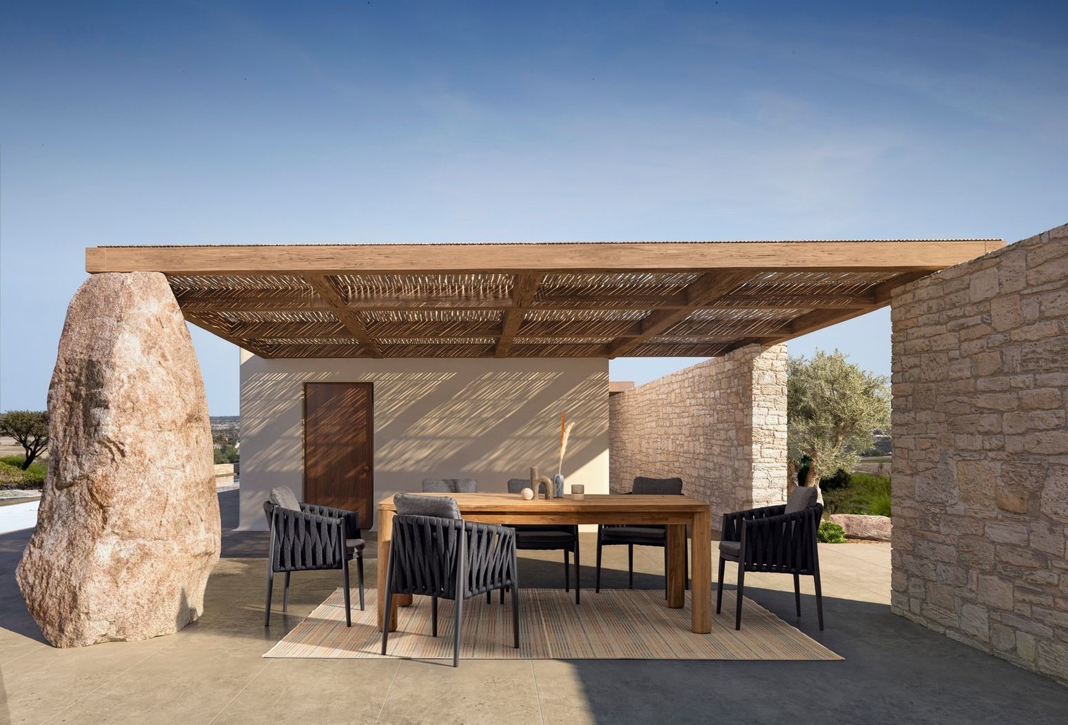 Esstisch Maverick Outdoor, im Einsatz auf der Terrasse mit verschiedenen Stühlen