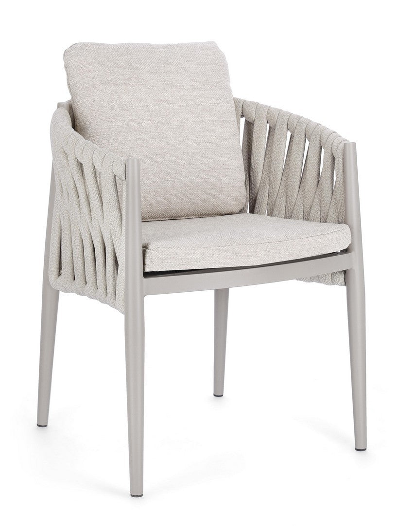 Bizzotto Outdoor Stuhl Jacinta in Moon - Perspektivansicht mit Sicht auf das einladende Kissen und das einzigartige Seilgeflecht.