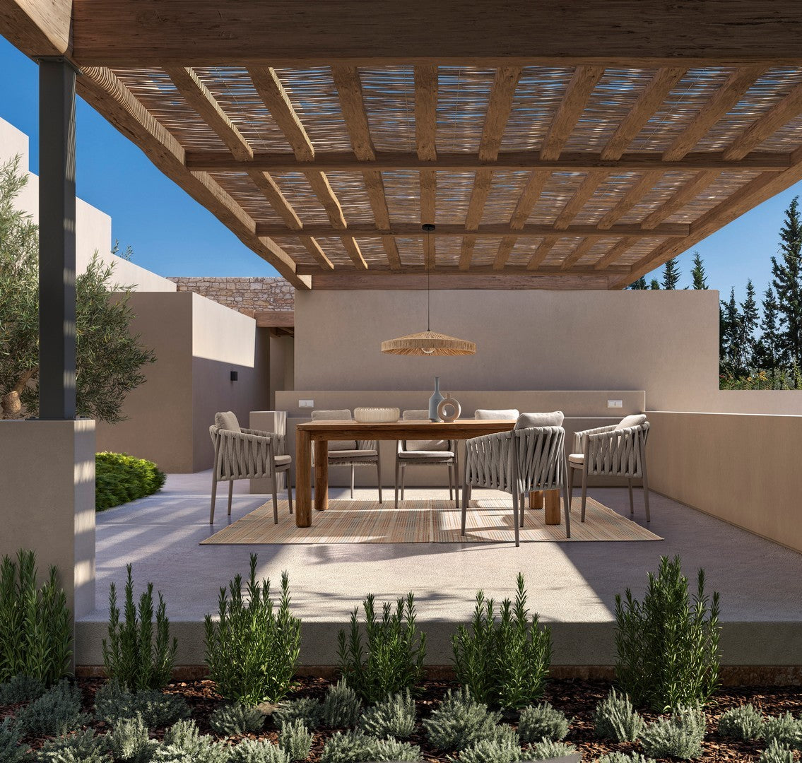 Stilvolles Arrangement mit dem Bizzotto Outdoor Stuhl Jacinta in Moon - Beispiel einer Terrassengestaltung.