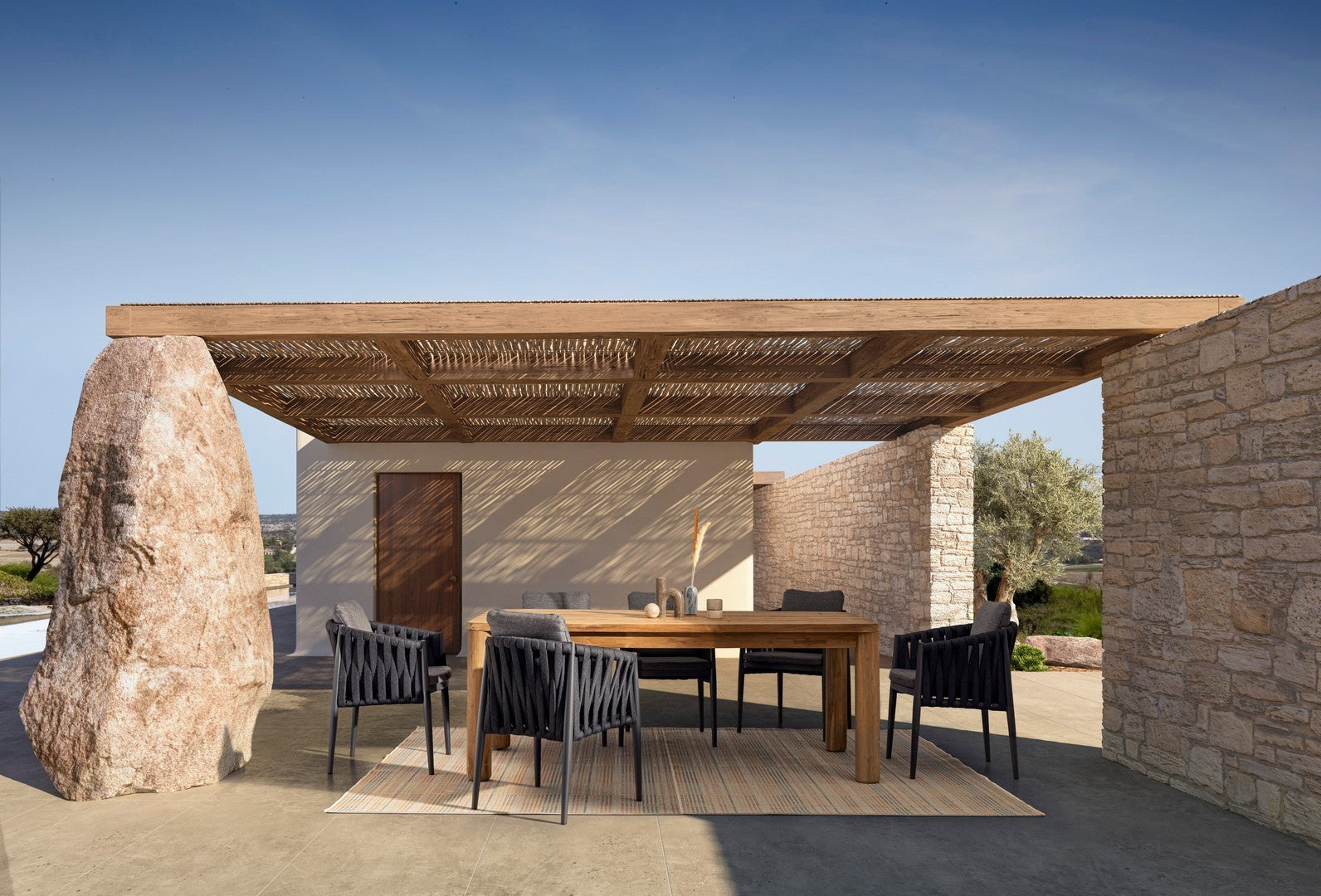 Stilvolles Arrangement mit dem Bizzotto Outdoor Stuhl Jacinta in Anthrazit - Beispiel einer Terrassengestaltung.