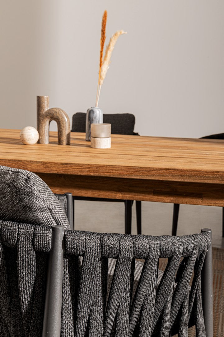 Stilvolles Arrangement mit dem Bizzotto Outdoor Stuhl Jacinta in Anthrazit - Beispiel einer Terrassengestaltung.