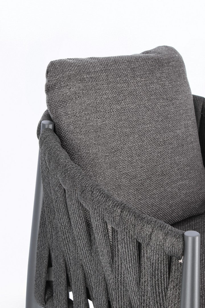 Bizzotto Outdoor Stuhl Jacinta in Anthrazit - Detailansicht von oben mit Sicht auf das einladende Kissen und das einzigartige Seilgeflecht.