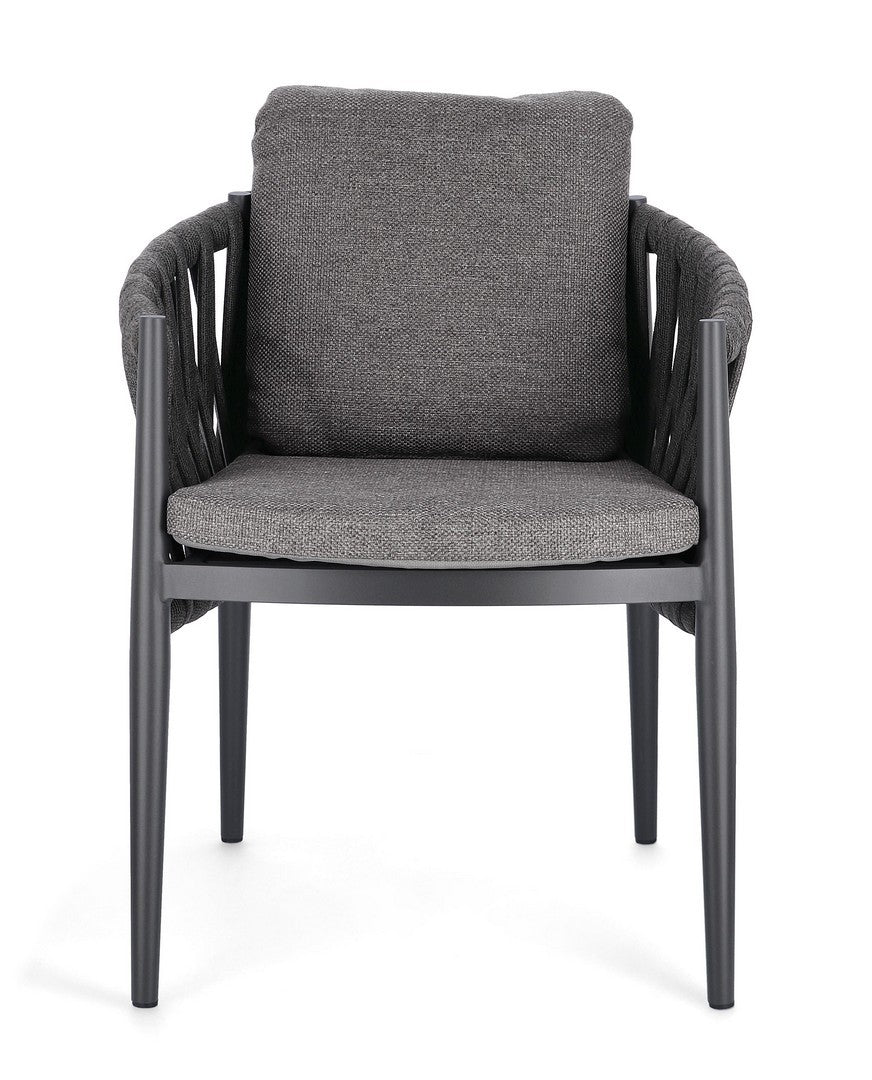 Bizzotto Outdoor Stuhl Jacinta in Anthrazit - Vorderansicht mit Sicht auf das einladende Kissen und das einzigartige Seilgeflecht.