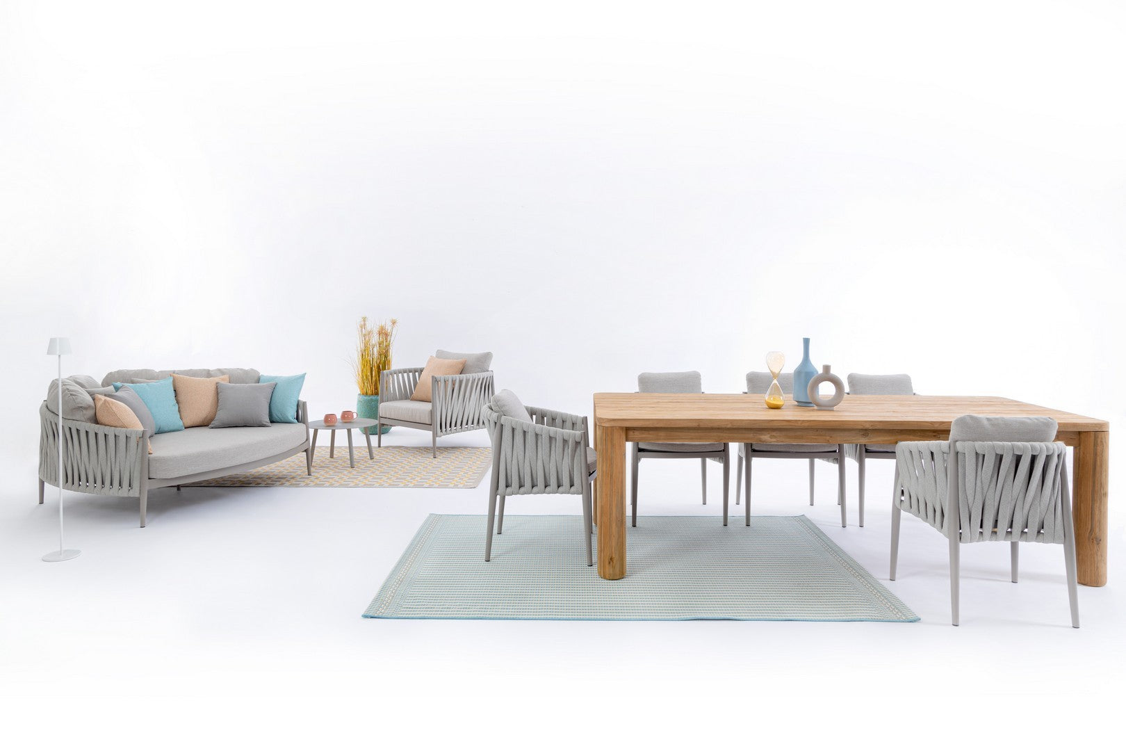 Stilvolles Arrangement mit dem Bizzotto Outdoor Stuhl Jacinta in Moon - Beispiel einer Terrassengestaltung.