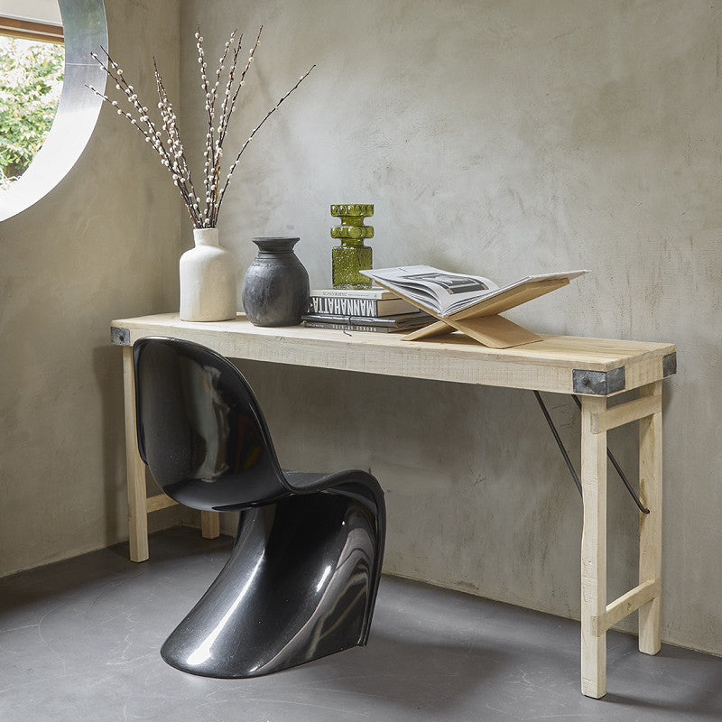 Klappbarer Konsolentisch aus recyceltem Altholz mit Limewash-Finish | rustikale und platzsparende Lösung für Veranstaltungen und Wohnräume.