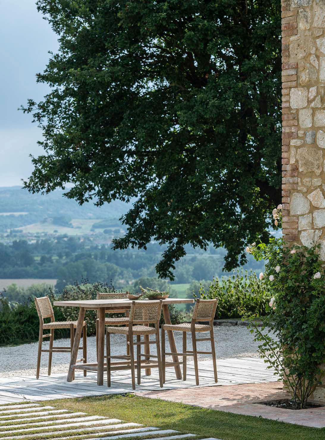 Gommaire Outdoor Barstuhl Mieke aus Teakholz und PE-Geflecht in der Farbe Sand.