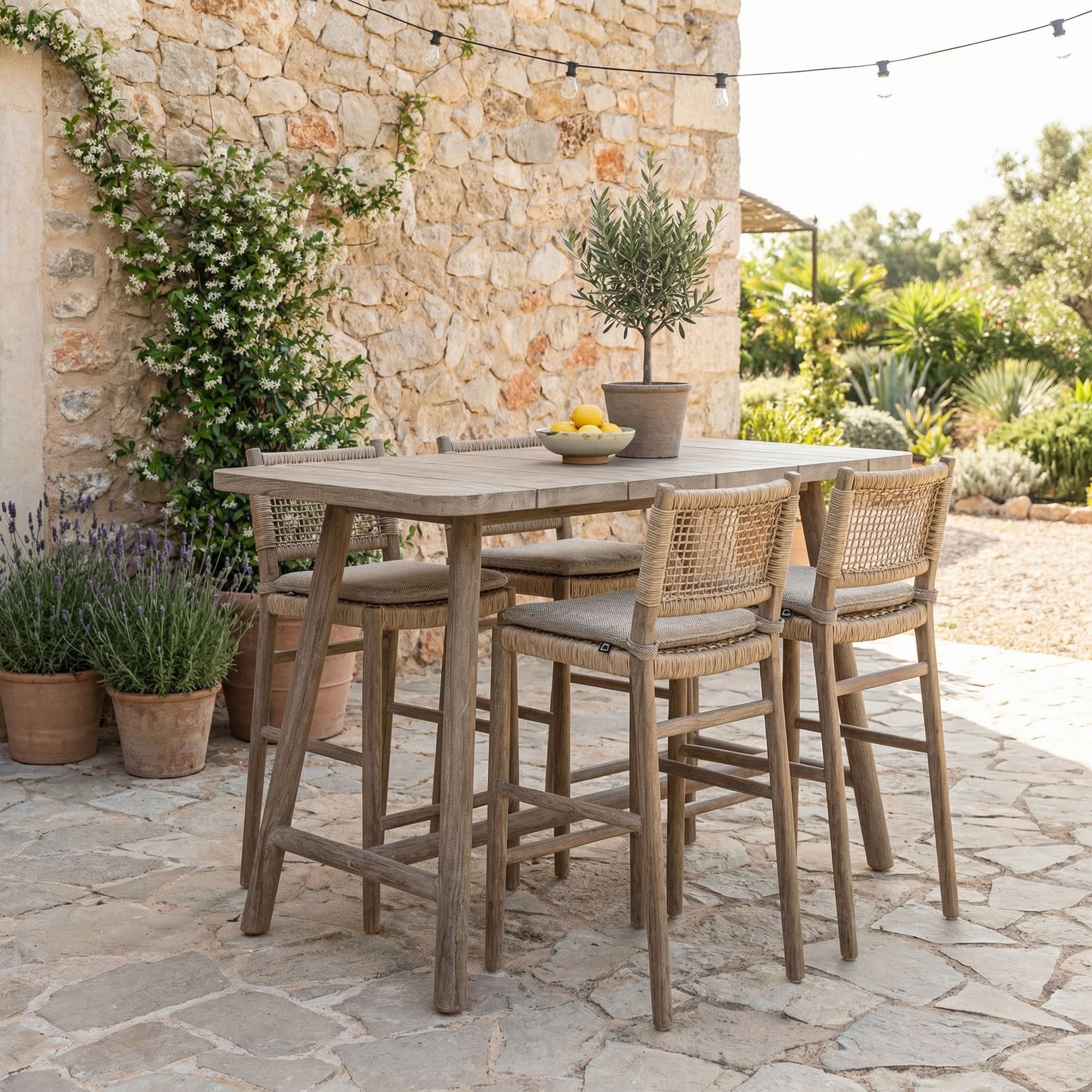 Gommaire Outdoor Barstuhl Mieke aus Teakholz und PE-Geflecht in der Farbe Sand | Gommaire bei STUFF Shop kaufen