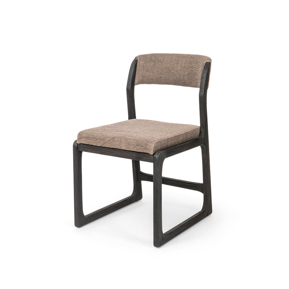 Stuhl Sally Teak Fume von Gommaire in der Farbe Fume aus recyceltem Teakholz mit Polsterung.