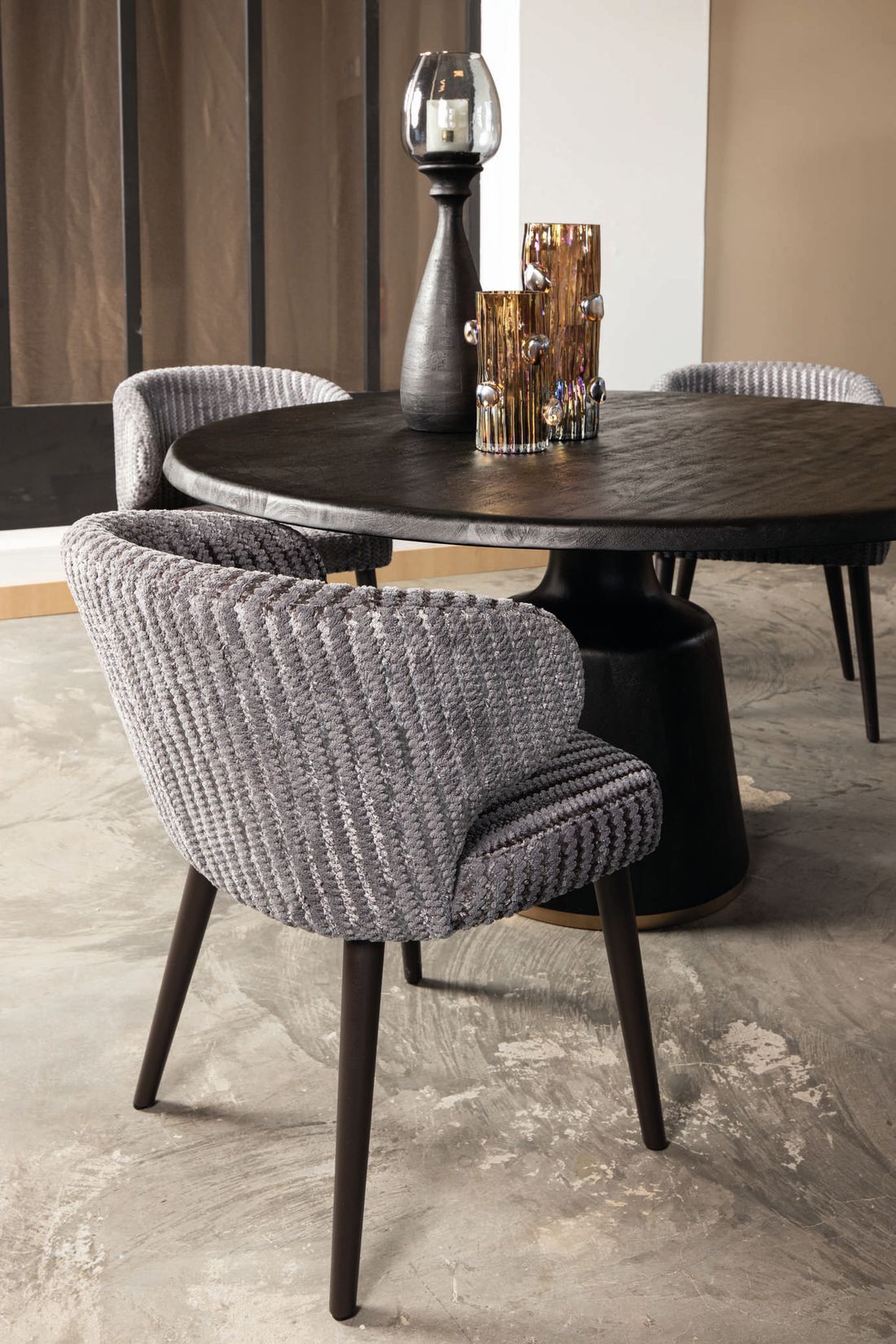 Entdecken Sie den Armlehnenstuhl Fiori Taupe 19 mit weichem Daisy Violet Stoff und dunklen braunen Beinen. Perfekt für moderne Ess- und Wohnbereiche. Maße: 57.0 x 50.0 x 80.0 cm.