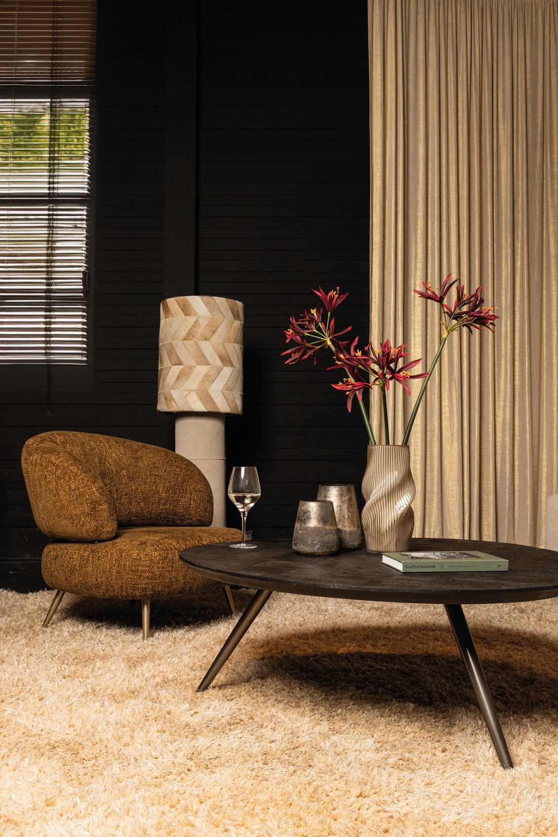Wohnzimmer mit Sessel Franklyn Fauteuil Amber und Beistelltisch