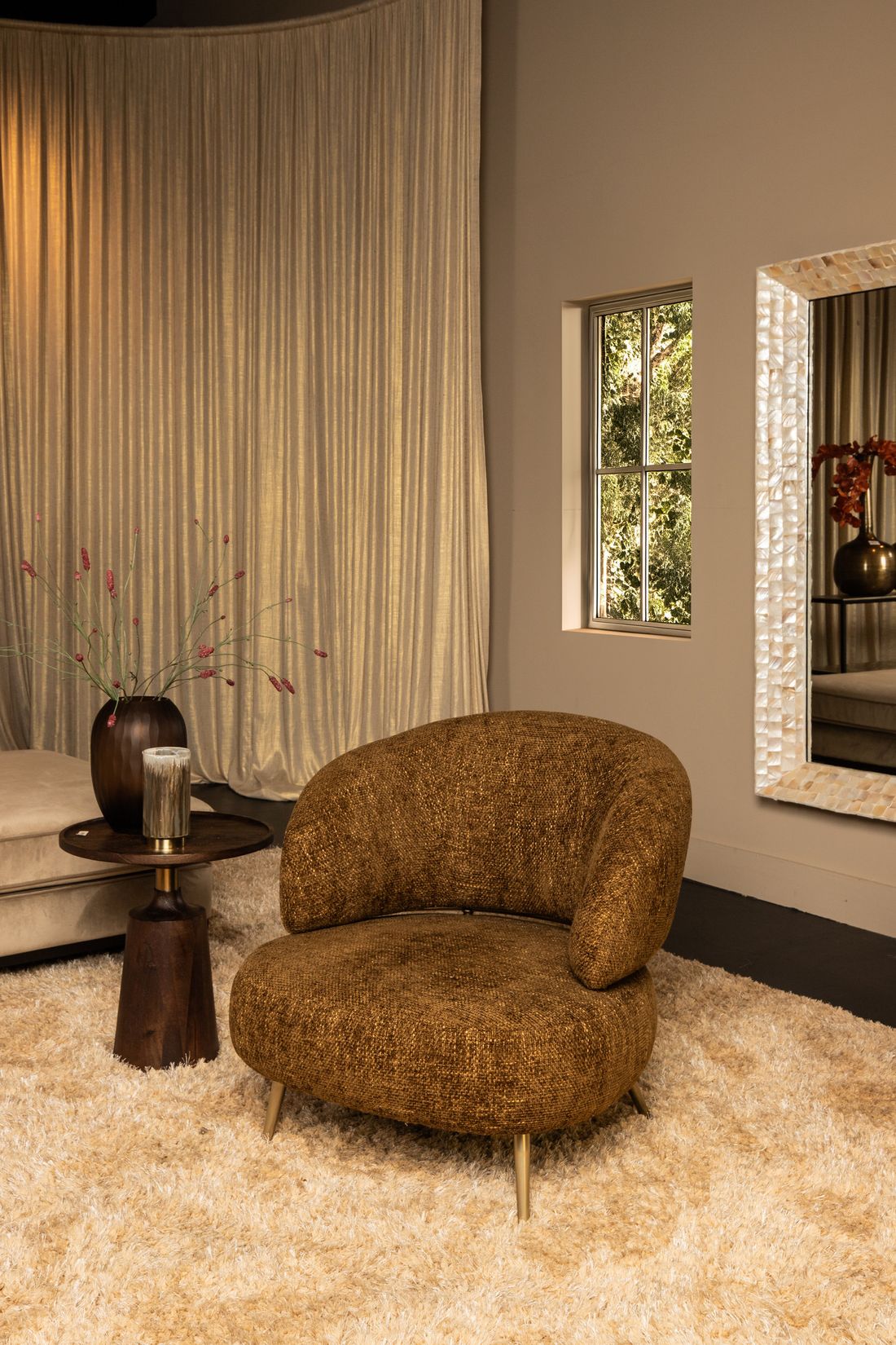 Detailansicht der Messingfüße des Sessel Franklyn Fauteuil Amber