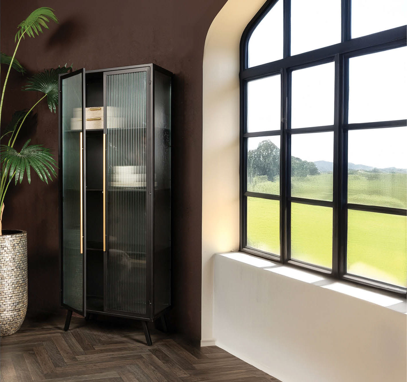 Vitrinenschrank Caeleen Black Gold mit rauchigen Glastüren und goldenem Griff