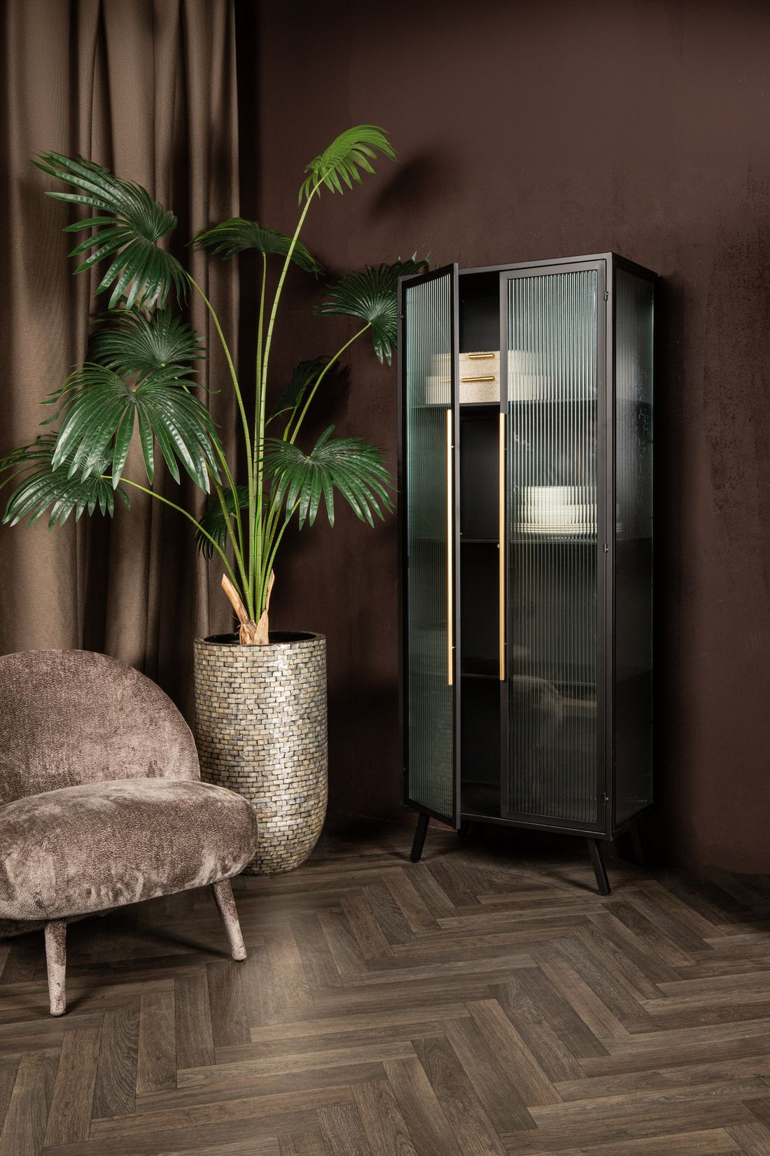 Vitrinenschrank Caeleen Black Gold mit rauchigen Glastüren und goldenem Griff