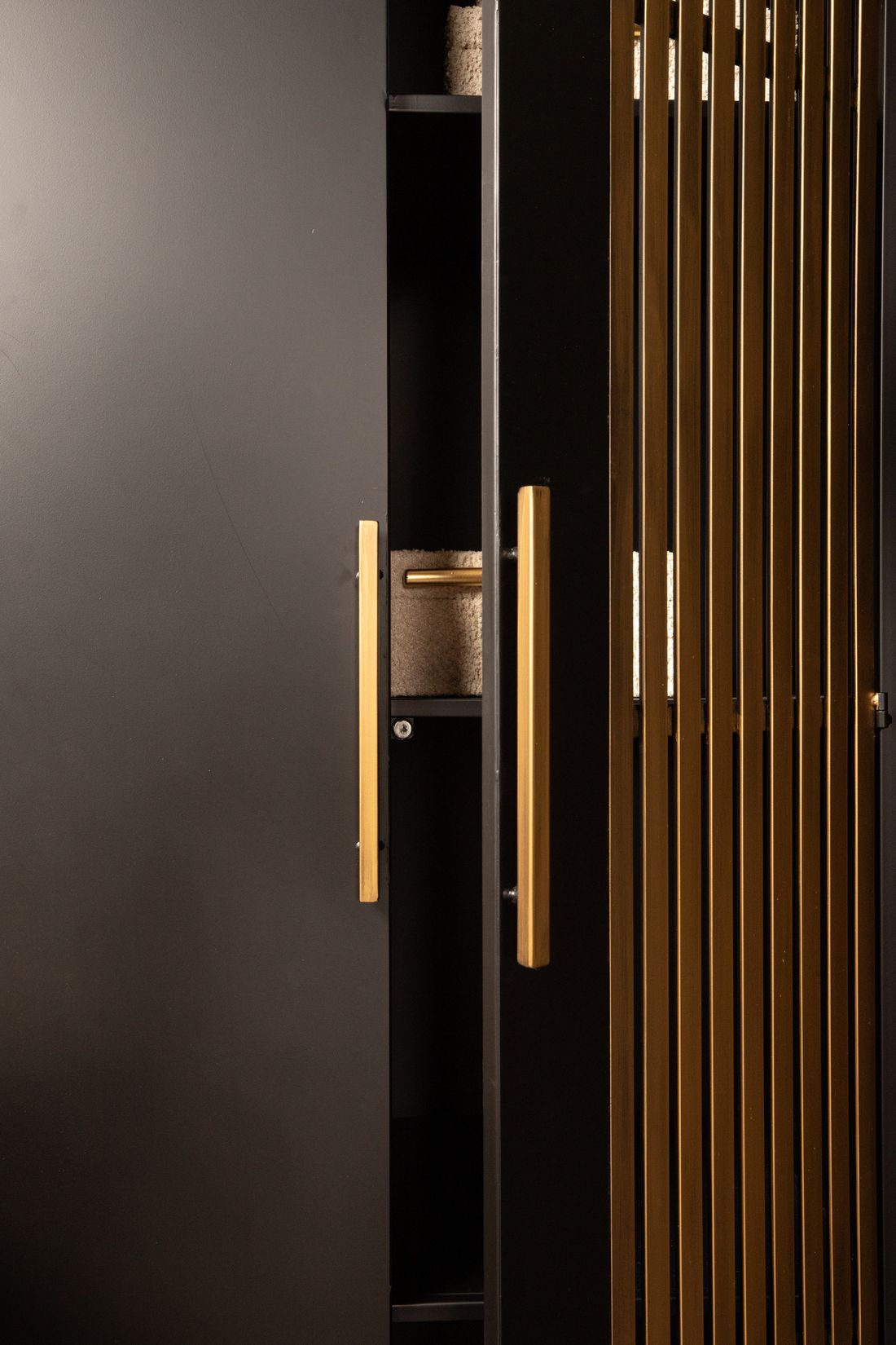 Detailansicht goldene Lamellen des Schranks Sayan