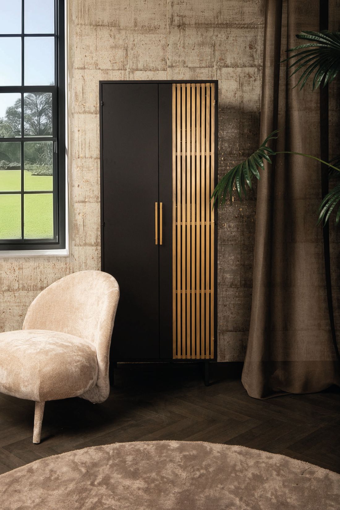Schrank Sayan Black Gold im Wohnbereich