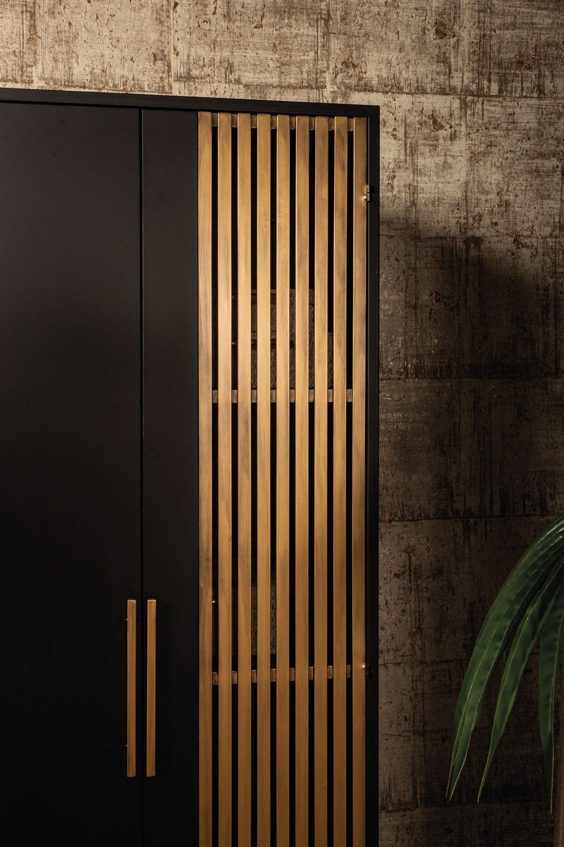 Schrank Sayan Black Gold im Wohnbereich