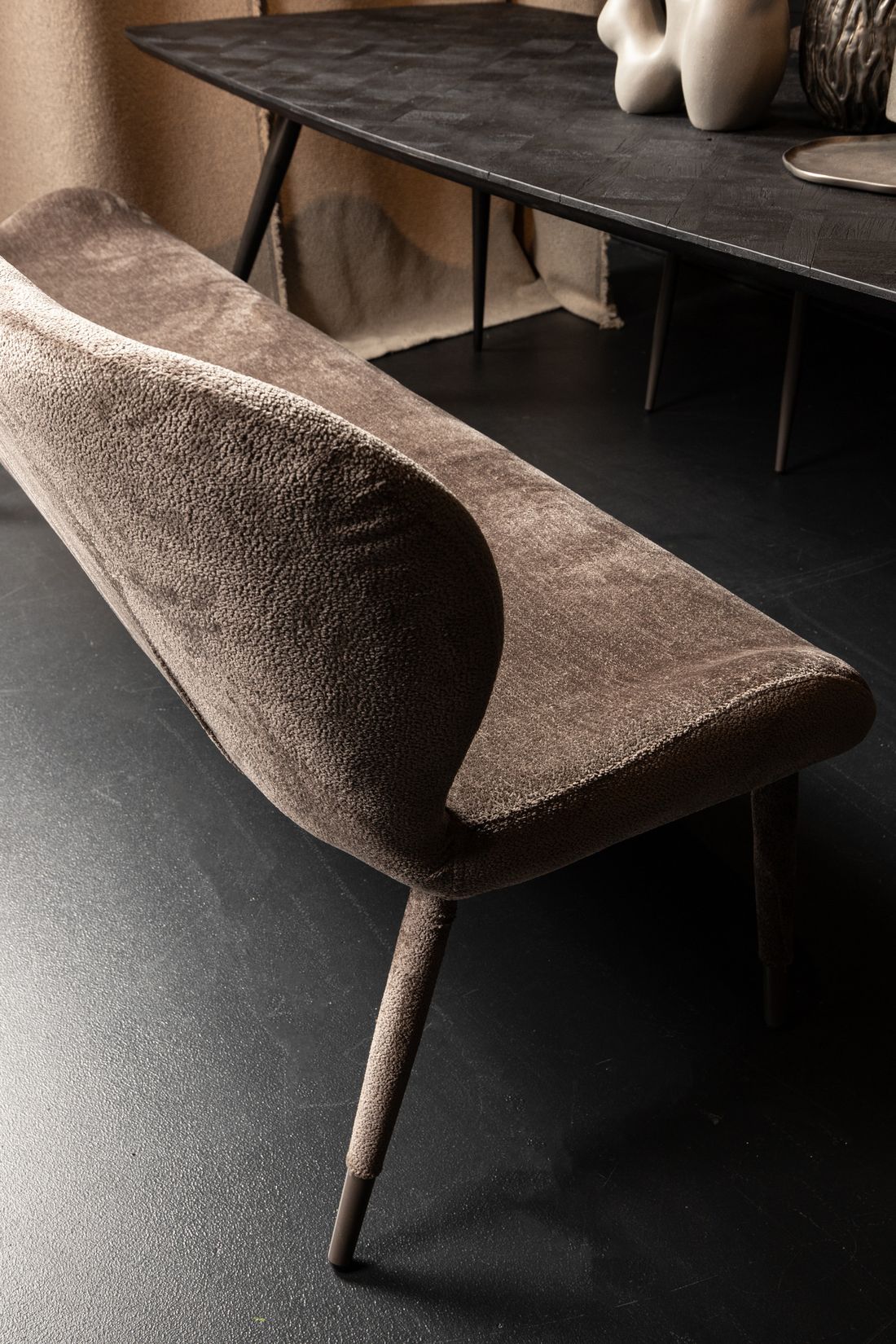 Thor Dining Bench Aphrodite Mocca im Essbereich