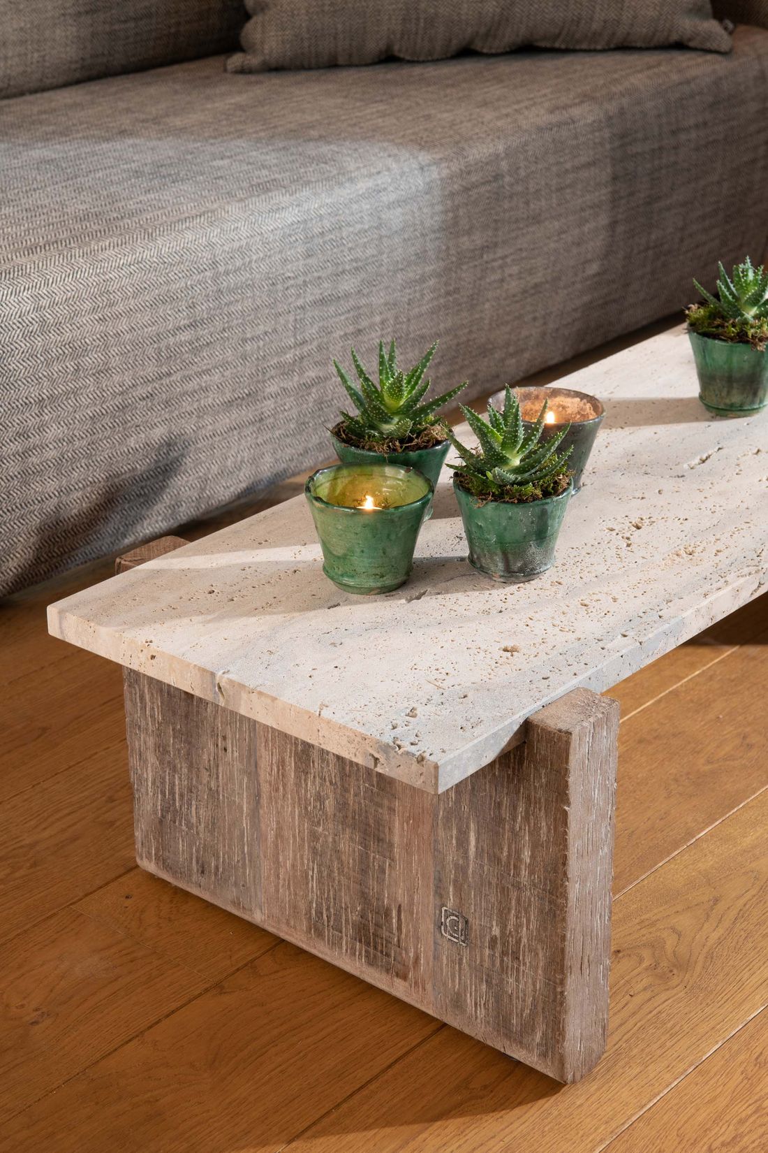 Couchtisch Bruce aus Travertinstein und Altholz von Gommaire bei STUFF Shop kaufen