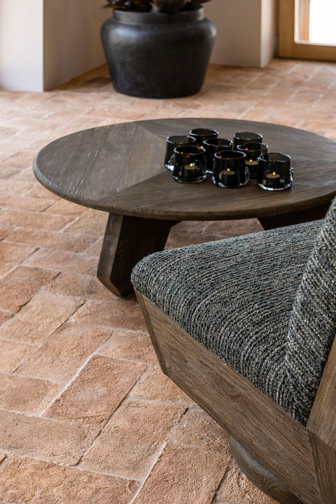 Couchtisch Day Medium Teak von Gommaire in authentischem Braun