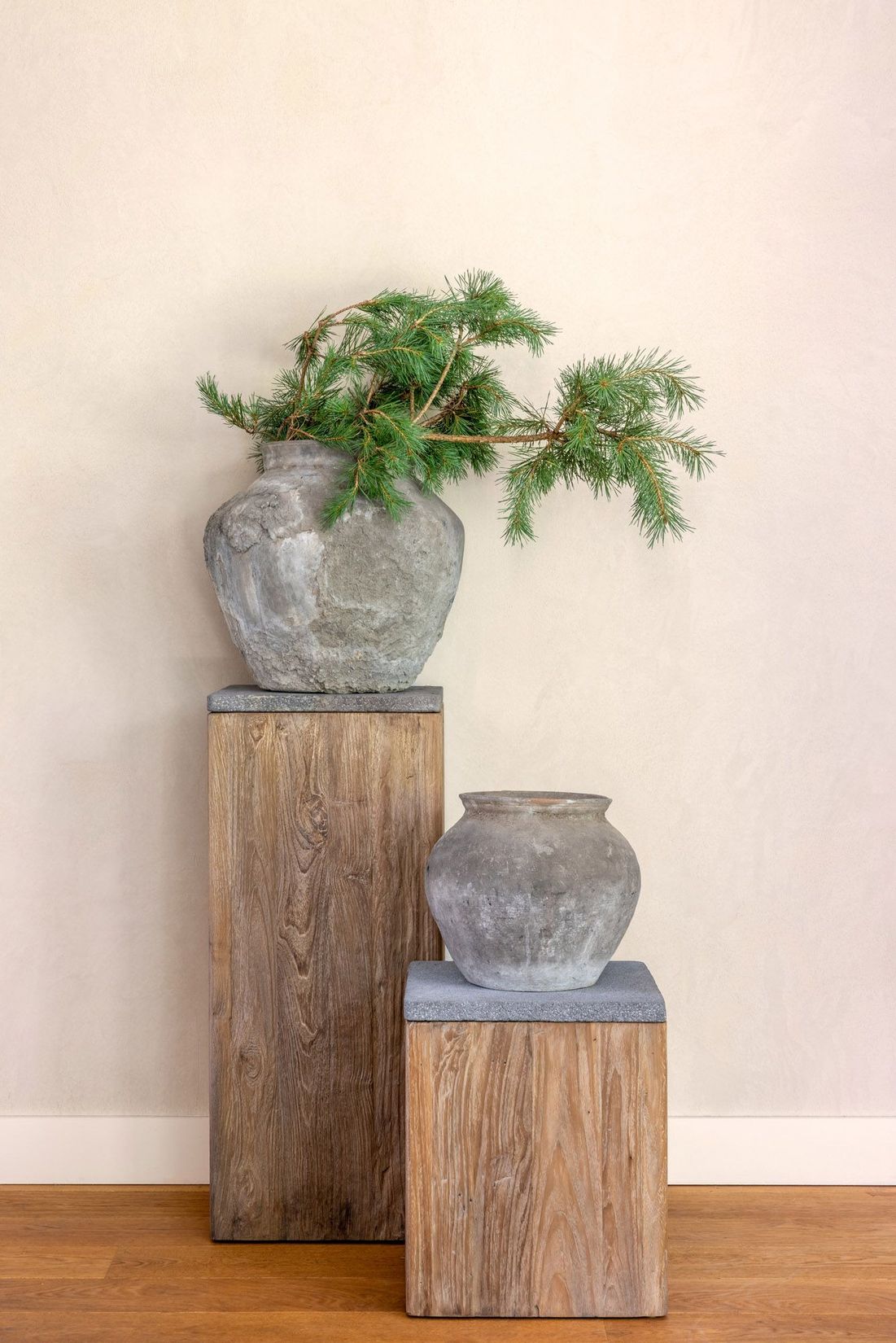 Beistelltisch Zeno Altholz small, recyceltes Holz, original Patina mit Steinplatte, Gommaire