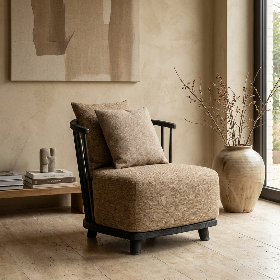 Eleganter Sessel Carol Indoor von Gommaire aus recyceltem Teakholz mit hochwertigem Polster in edlem Stoff, passend für moderne Wohnräume