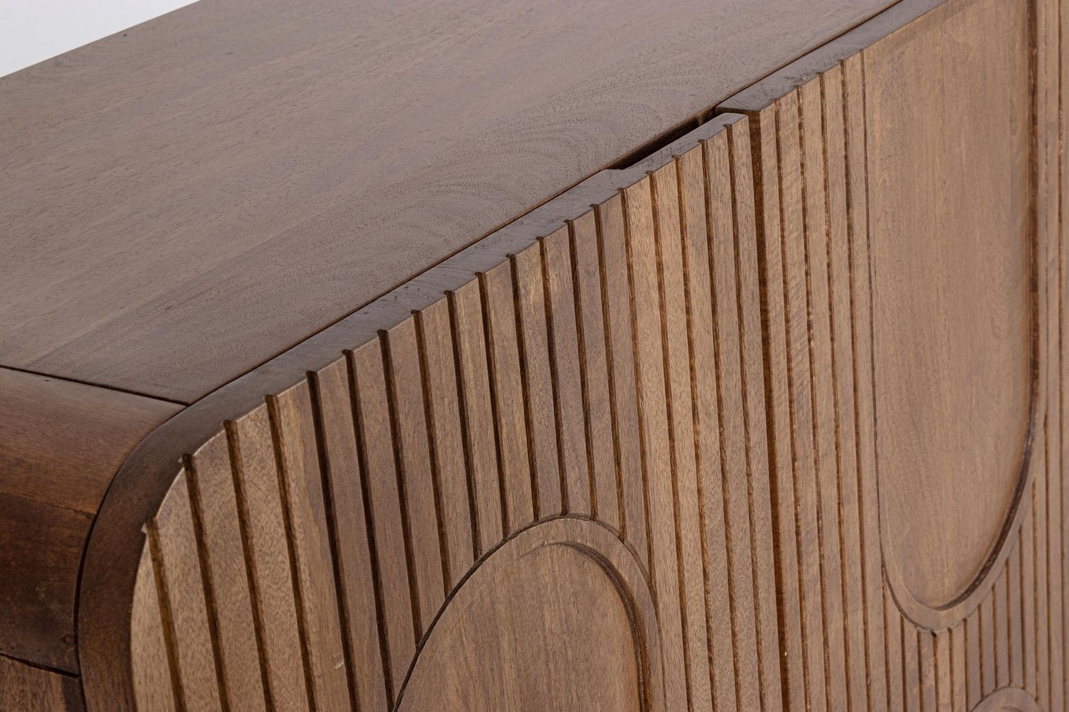 Sideboard Orissa 4-Türig Braun aus Mangoholz mit gerillten Oberflächen