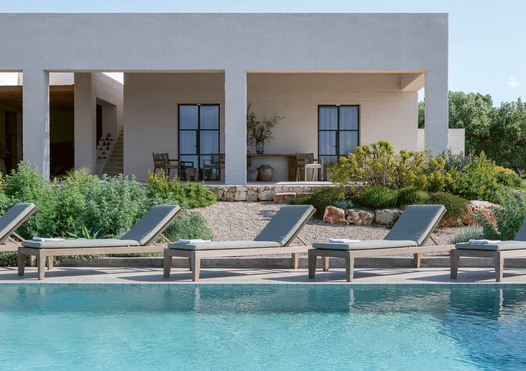 Sonnenliege Lisa von Gommaire mit Outdoor-Polster. Jetzt bei STUFF Shop kaufen 