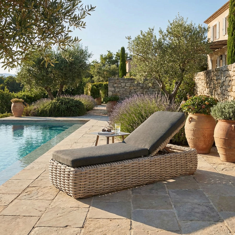 Gommaire Sonnenliege Jones mit Polster am Pool | Knelout Deluxe