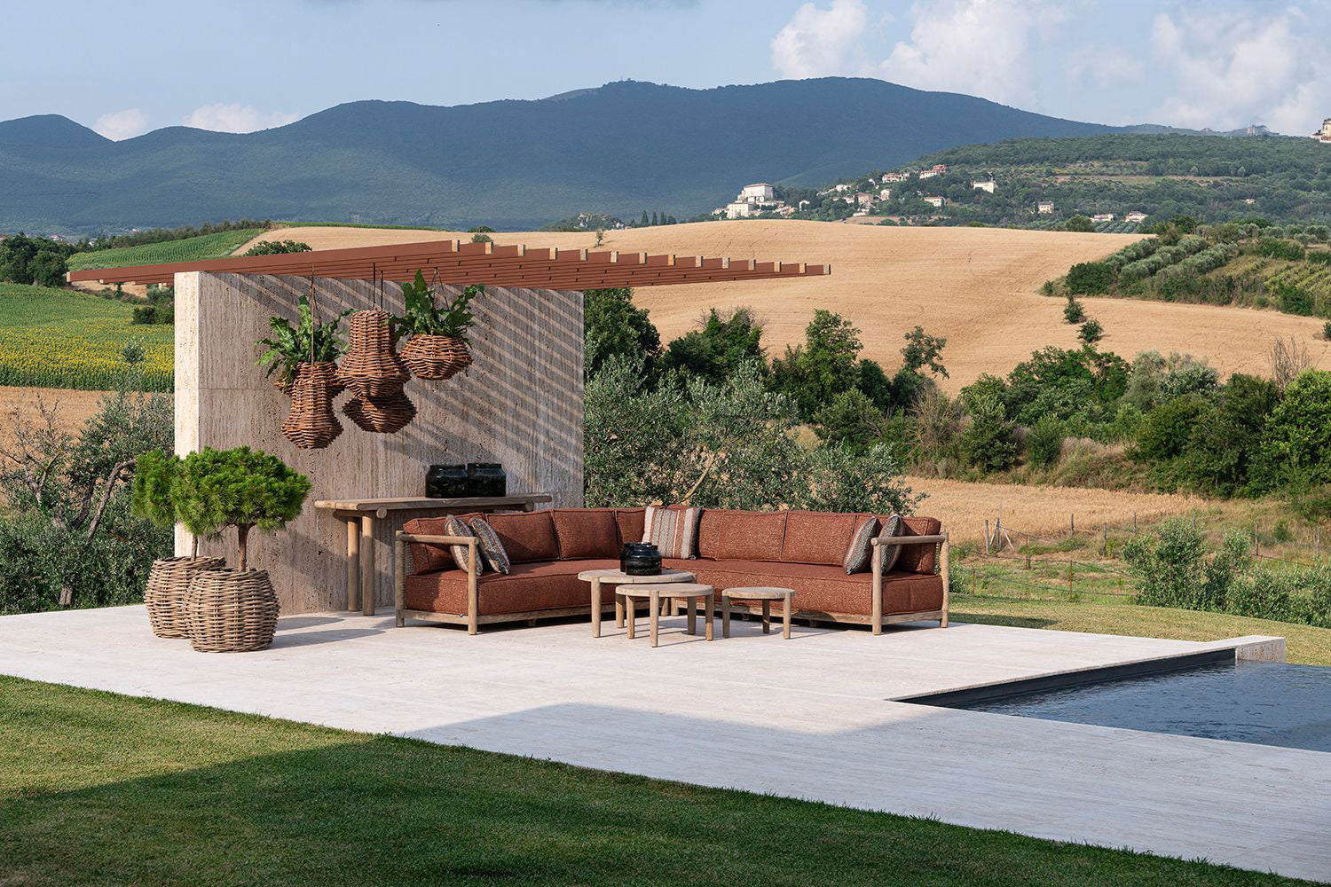 Gommaire Outdoor Ecksofa Mieke mit Ktextout Tessu 03 in einem landschaftlich gestalteten Garten.