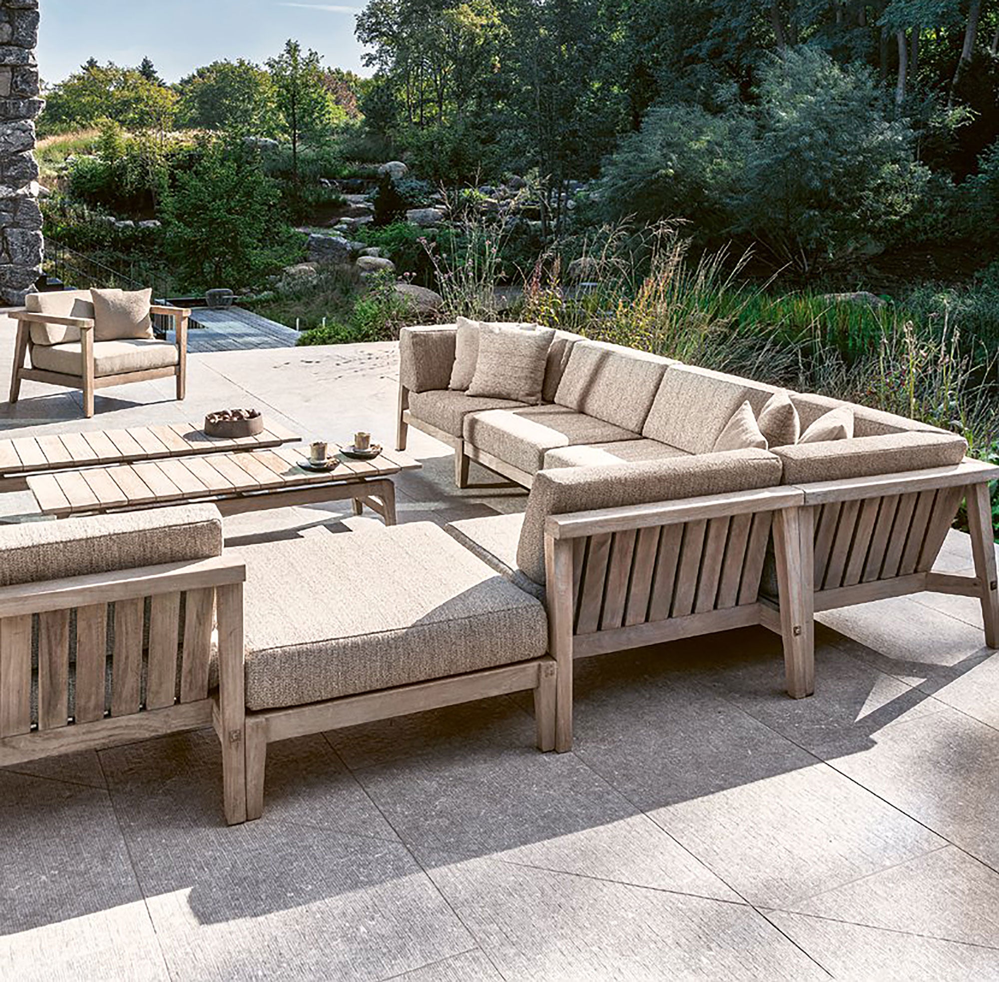 Modulare Outdoor-Lounge Copenhague von Gommaire – Beispiel für eine mögliche Zusammenstellung mehrerer Lounge-Elemente aus Teakholz mit Outdoor-Polstern