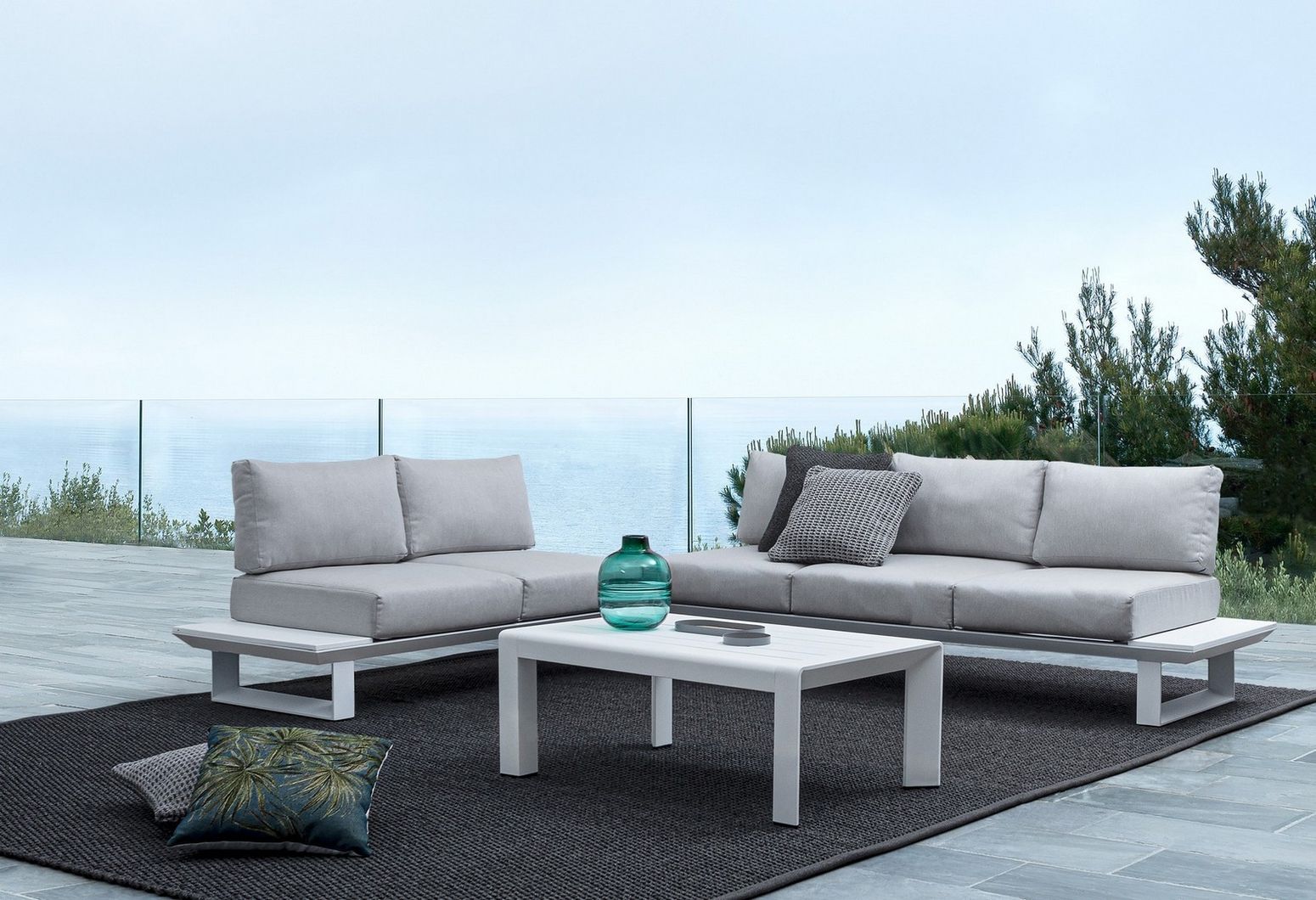 Sitzgruppe Konnor M-Kis Weiß von Bizzotto – moderne Outdoor-Lounge mit wetterfesten Kissen und weißem Aluminiumrahmen.